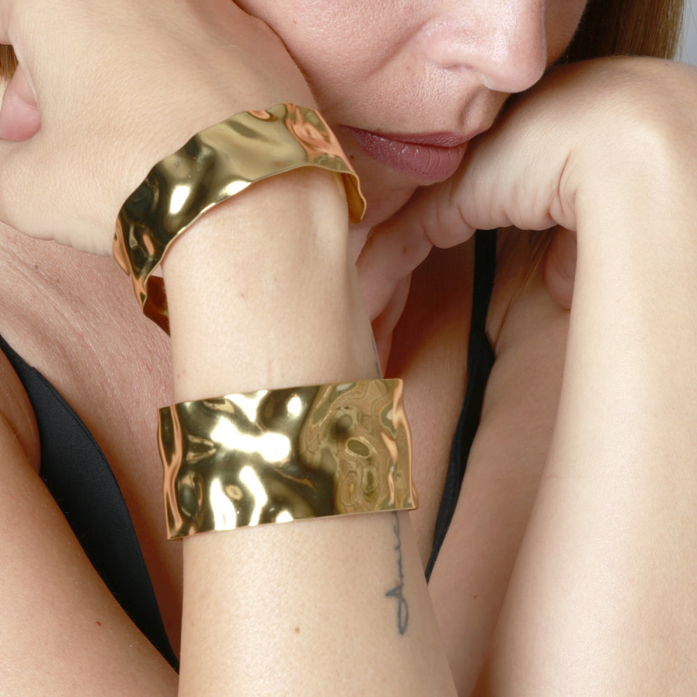 Bracelete em aço dourado